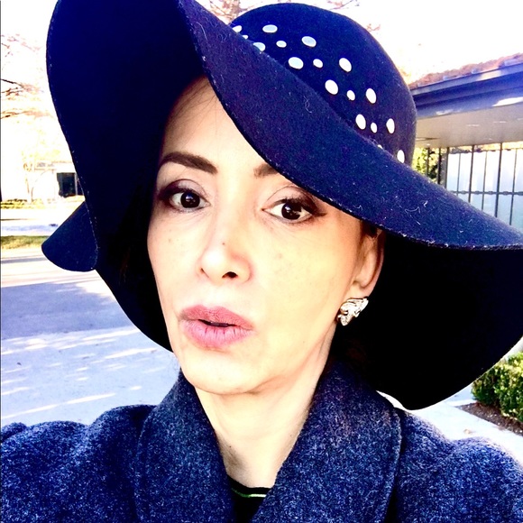 Meet your Posher, Isabella - Picture 2 of 2